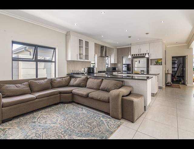 4 BEDROOM FREEHOLD FOR SALE IN PARKLANDS NORTH